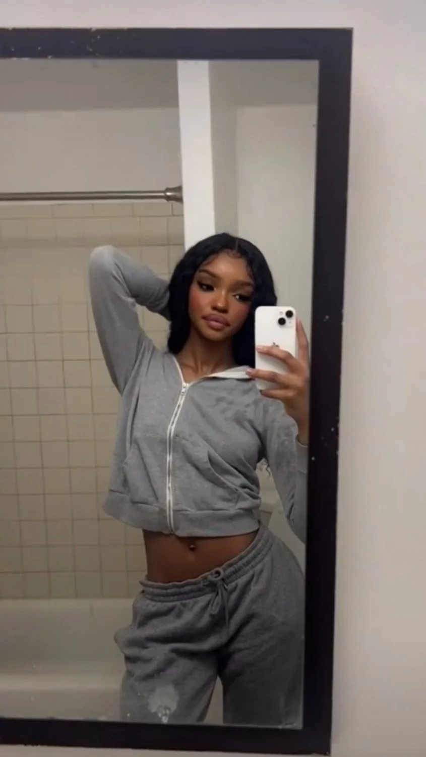 Petite thot in dress flashin pussy & titties live image 2
