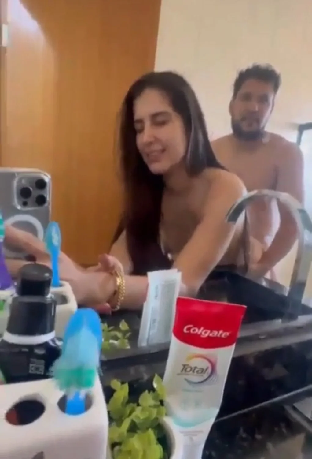 Novinha vazada dando a buceta no banheiro image 5