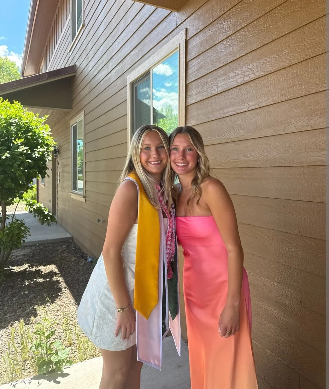 Twins Gwen & Cheyenne 32C image 20