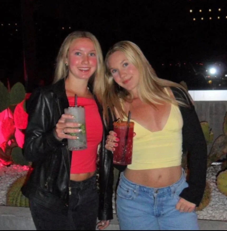 Twins Gwen & Cheyenne 32C image 4