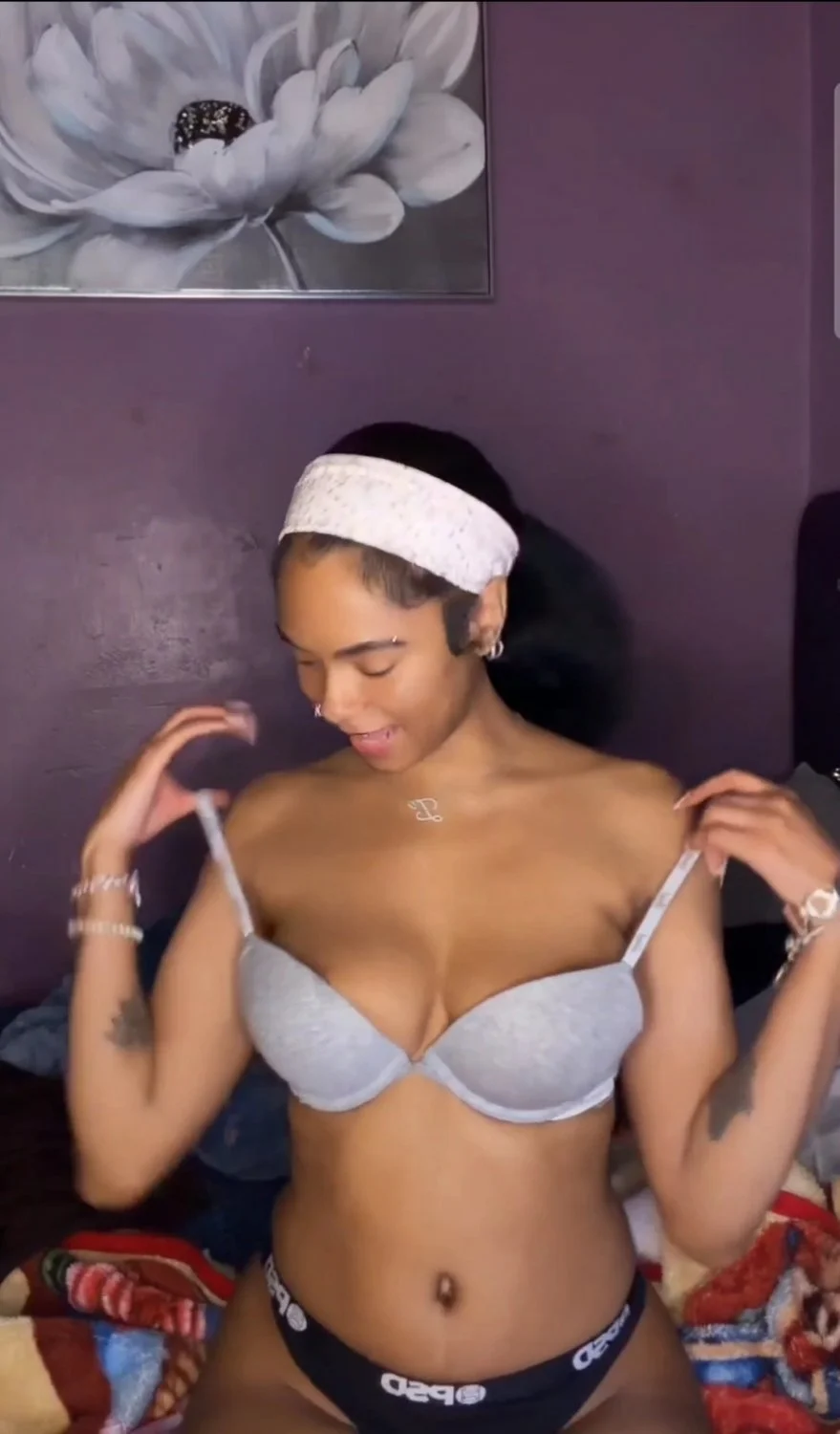 Lite skin thot nipslips & showin ASS main image