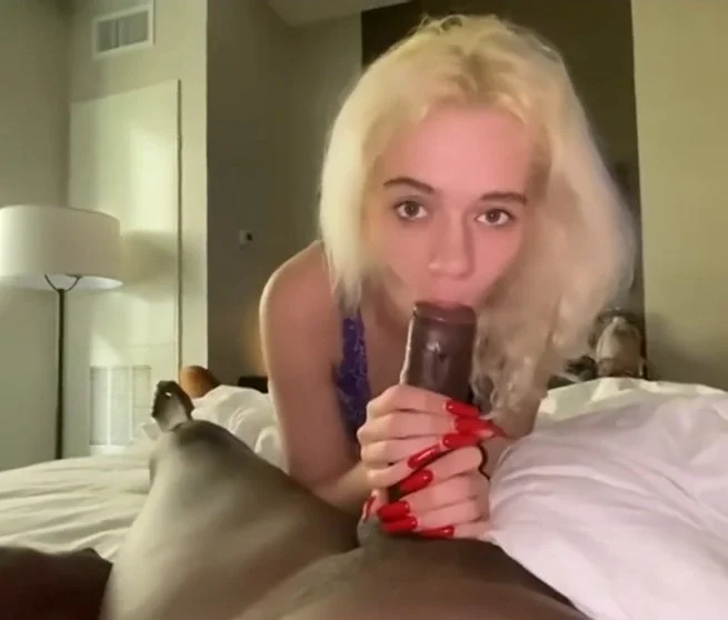White girls loves sucking on bbc main image