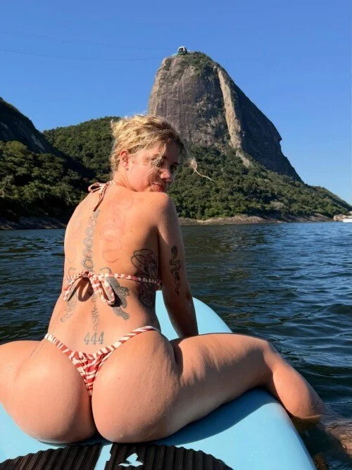 a loira rabuda gostosa image 2