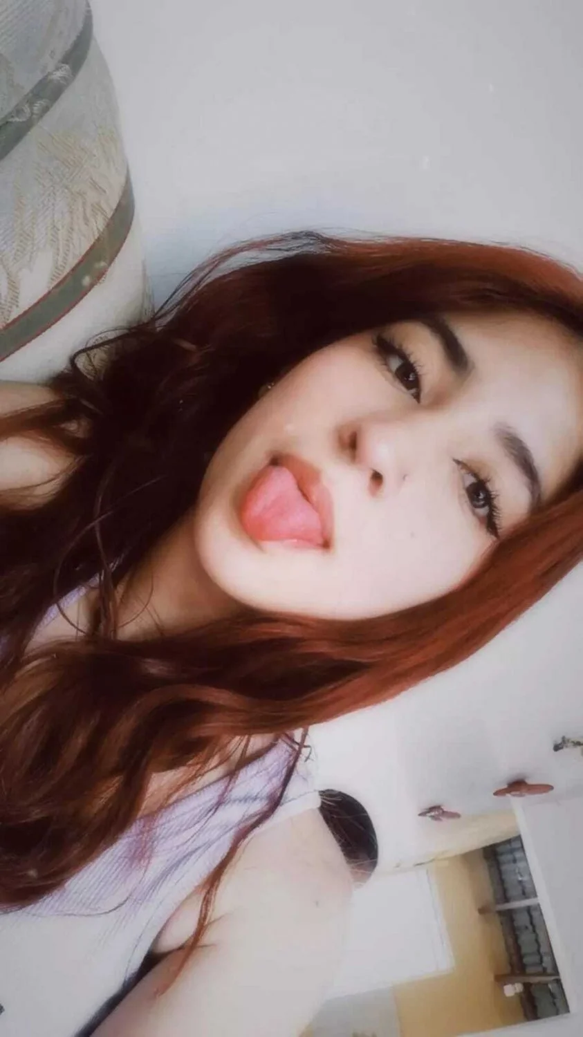 Pelirroja putita con lindos pies y carita de inocente 🤤 image 15
