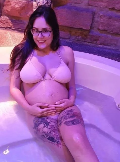 Embarazada tetona con grandes areolas image 26