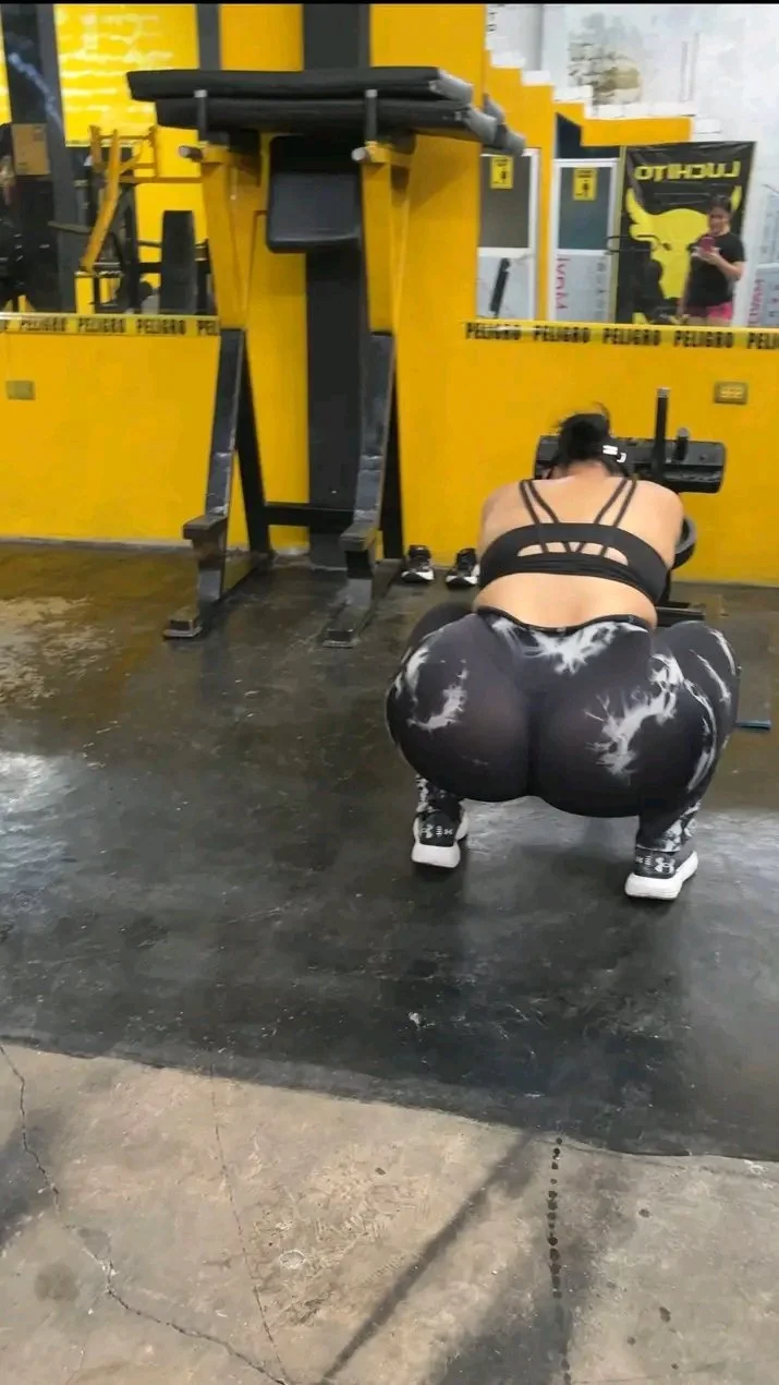 Una madura con tremendo culo image 7