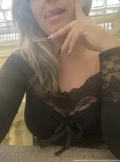 Loira casada com homem mais velho espera ele dormir e faz chamada de vídeo com sobrinho do marido cover image