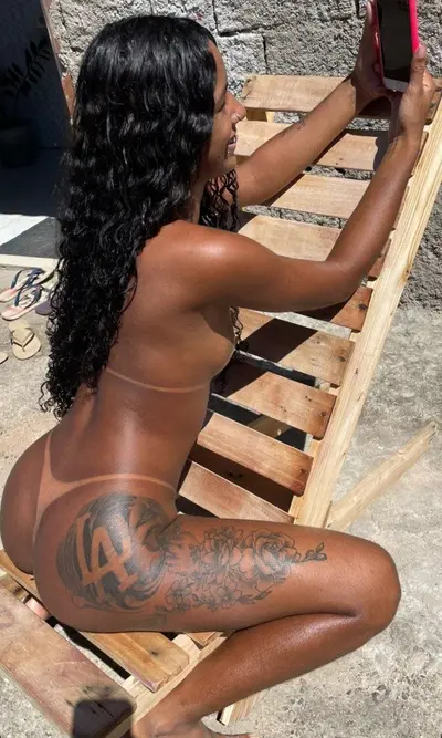 Novinha morena baixa renda mostrando o resultado do bronzeamento na laje cover image