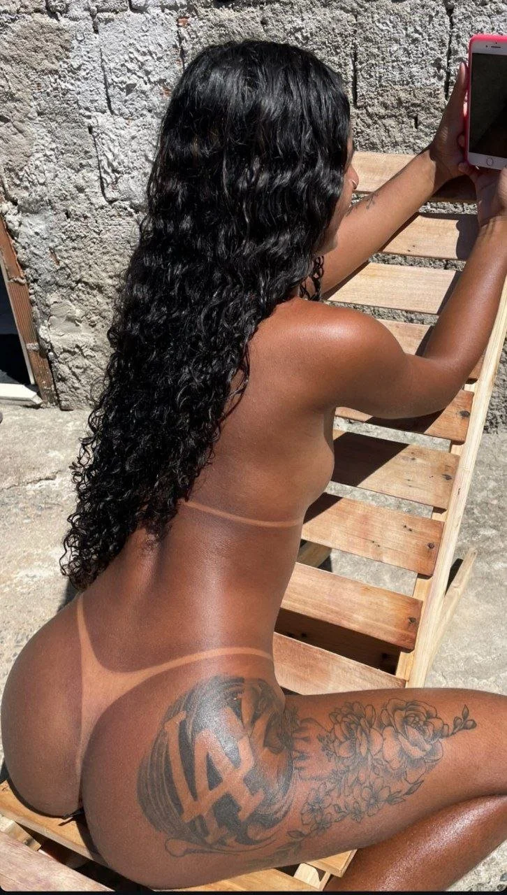 Novinha morena baixa renda mostrando o resultado do bronzeamento na laje image 2