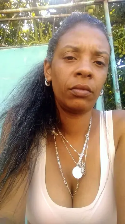 SOY UNA MILF PUTÍSIMA ADICTA AL SEXO Y A LAS PINGAS MUY MUY GRANDES Y ANCHAS ME VUELVEN LOCA cover image