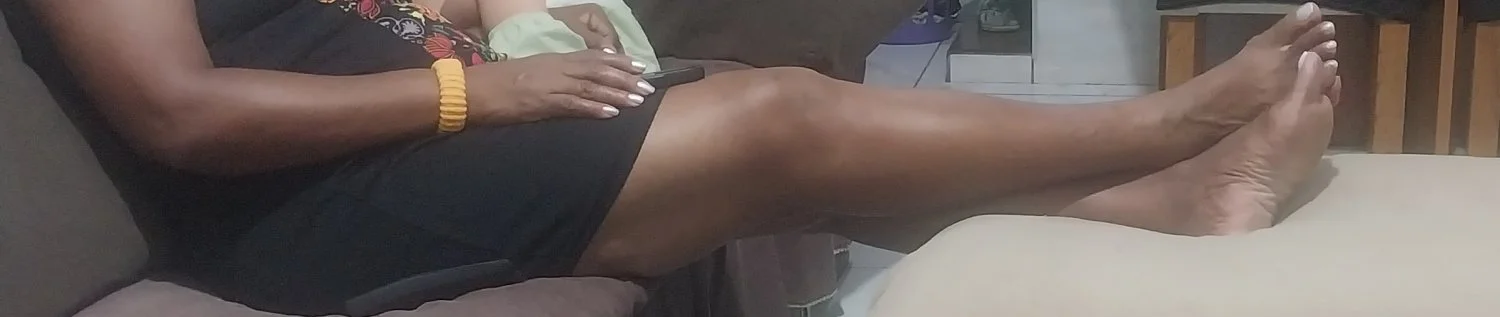 Coroa negra coxuda provocando com os pezinhos 🥵🤤 main image