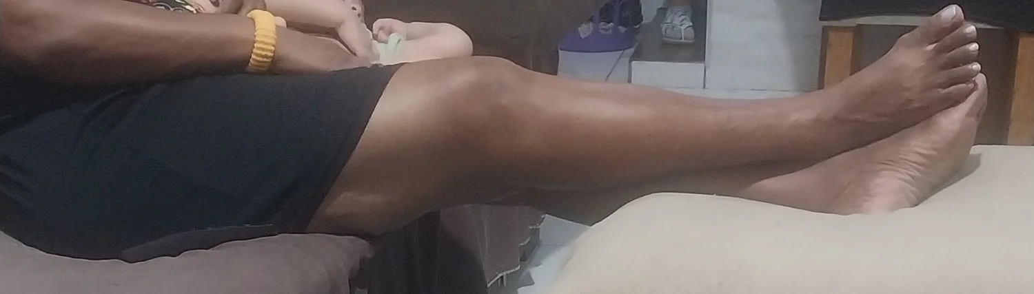 Coroa negra coxuda provocando com os pezinhos 🥵🤤 image 2