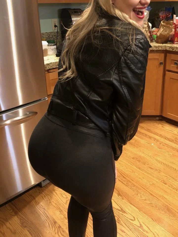 Kimberly 32 pawg find me her socials and ill give you her nudes image 2