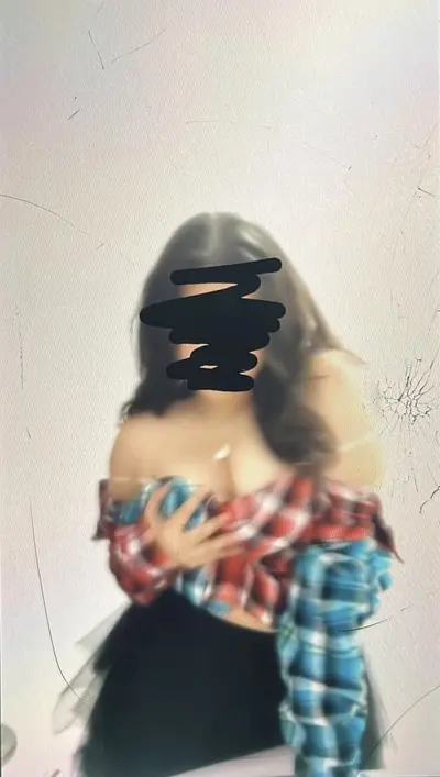 Novinha puta vazou mostrando a bucetinha e os peitos, safada foi vazada por inscrito aqui no erome cover image