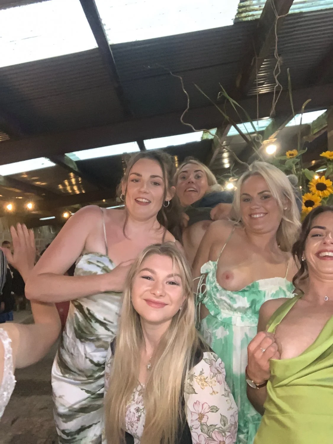 [Photobooth] Flashing at a wedding reception image 2