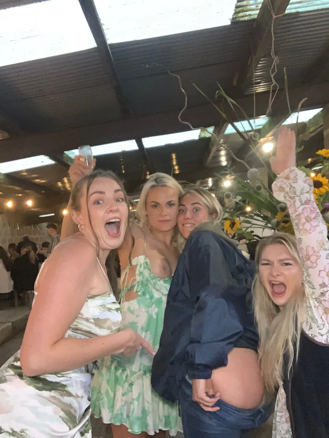 [Photobooth] Flashing at a wedding reception image 5