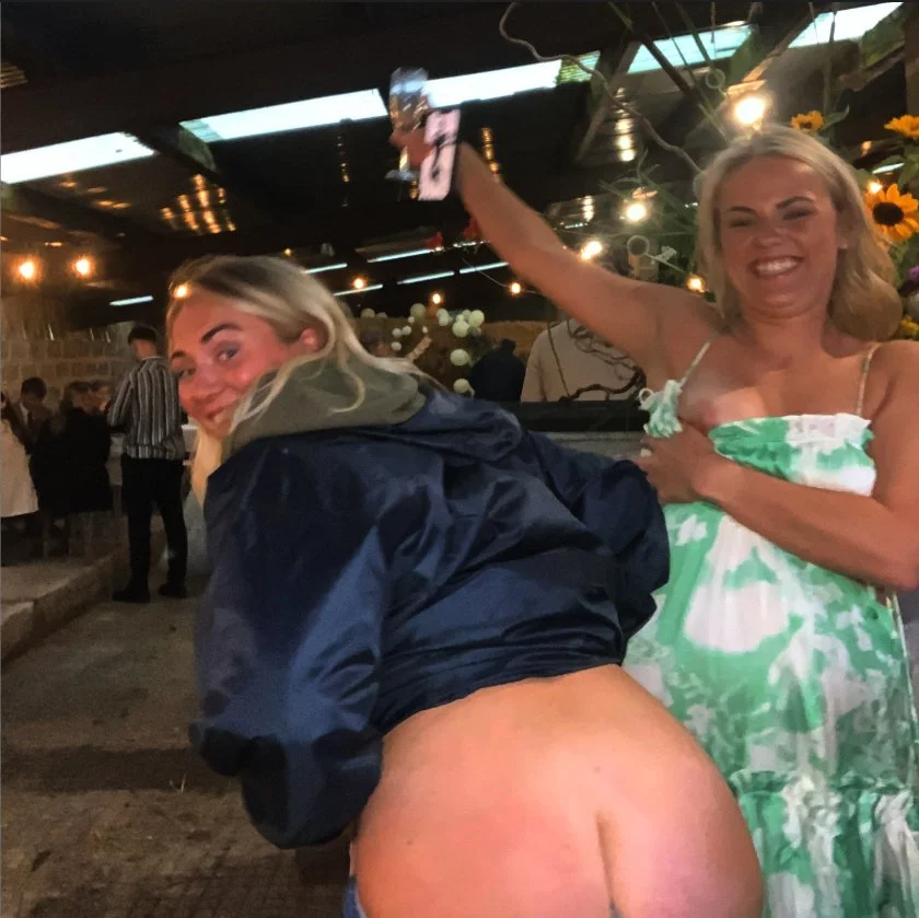 [Photobooth] Flashing at a wedding reception image 8