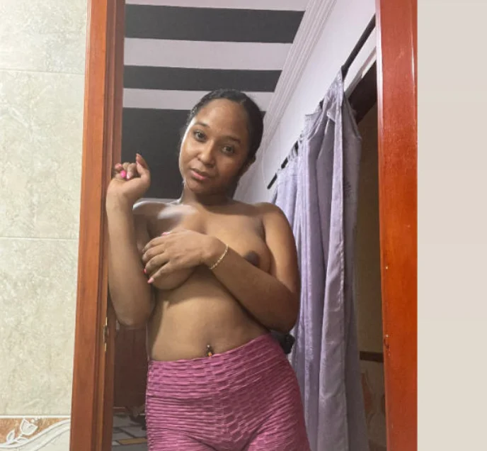 Melanie image 14