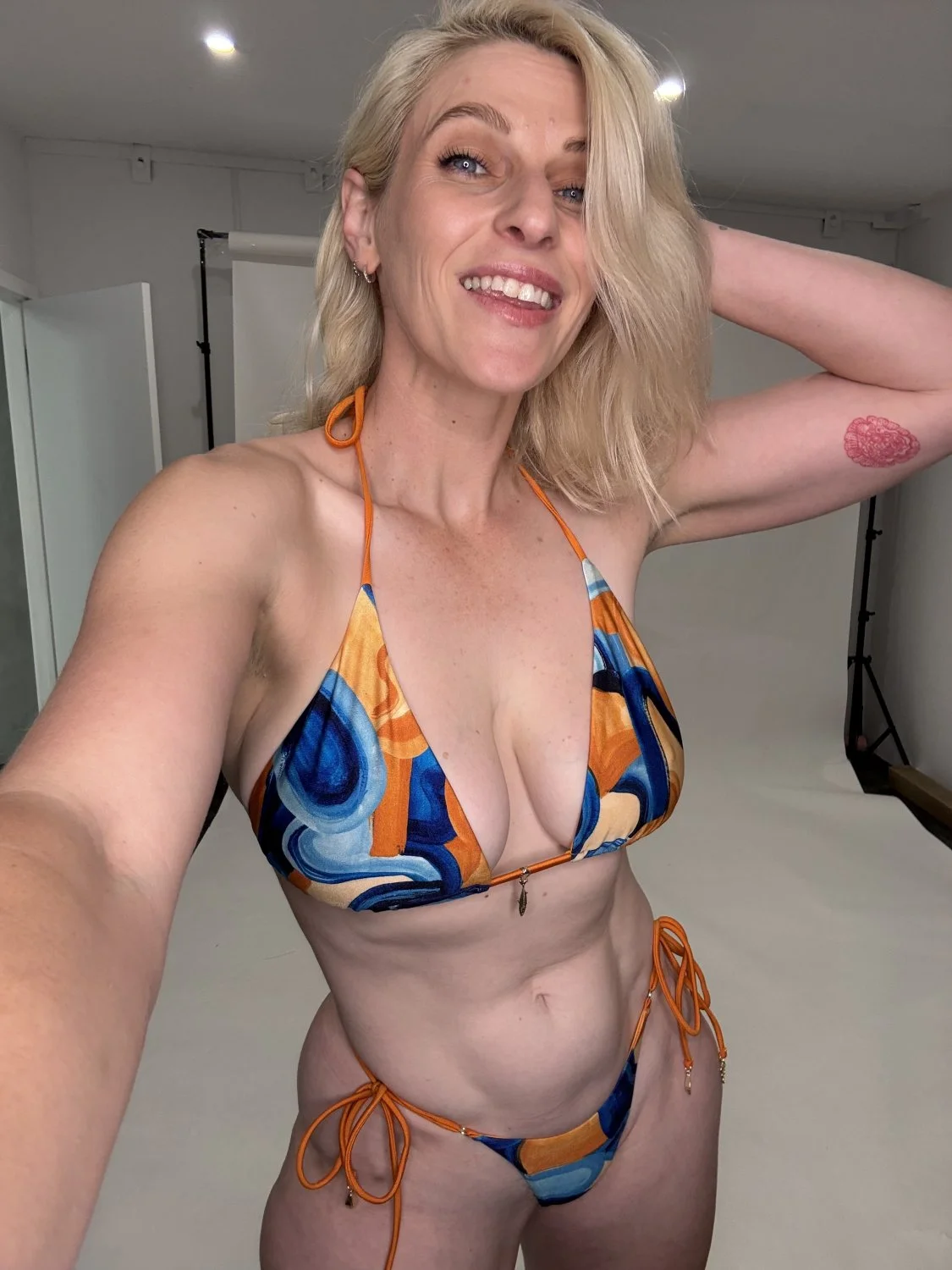 Sexy blonde Massive Fat ass cheeks image 5