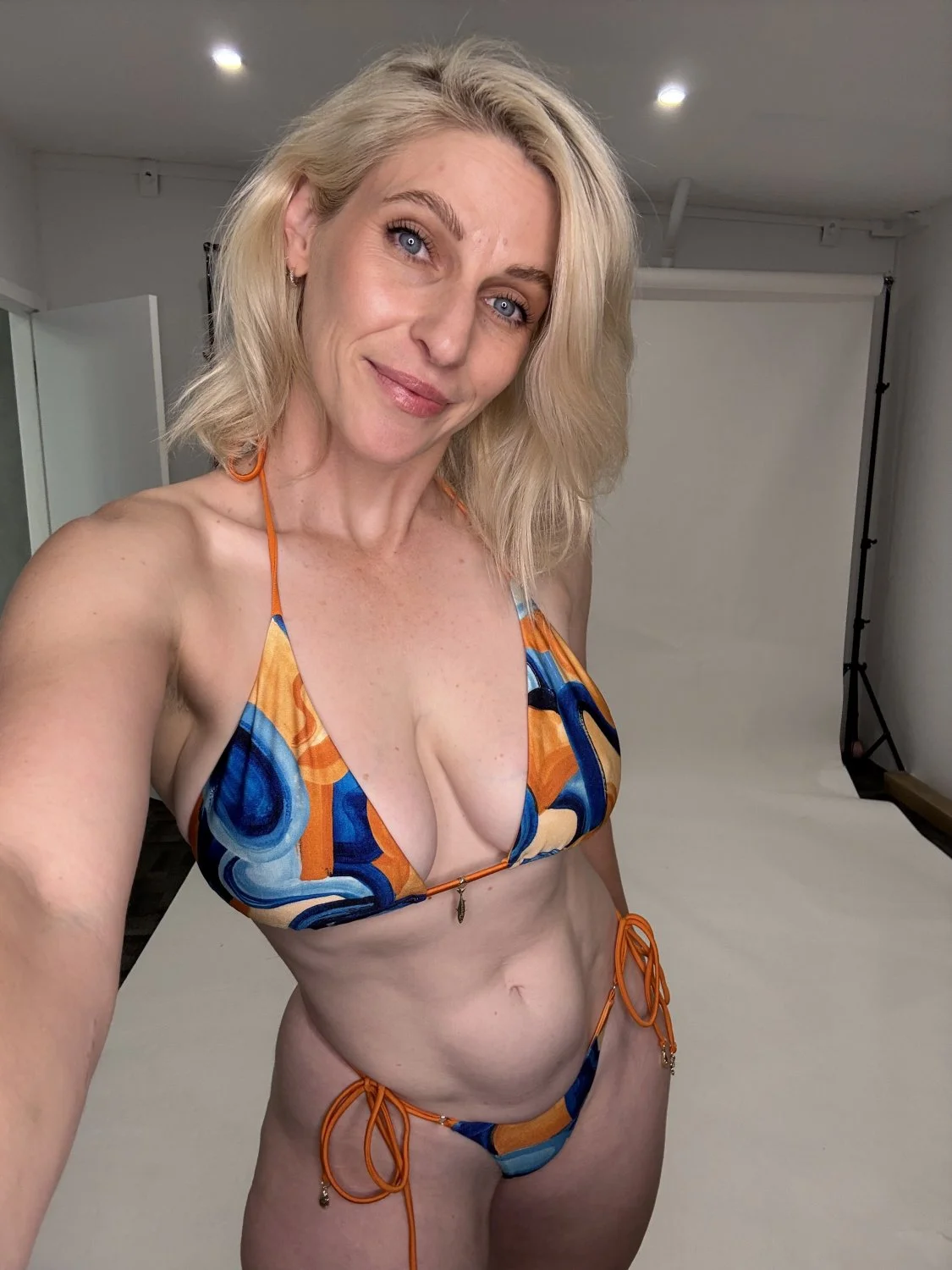 Sexy blonde Massive Fat ass cheeks image 6
