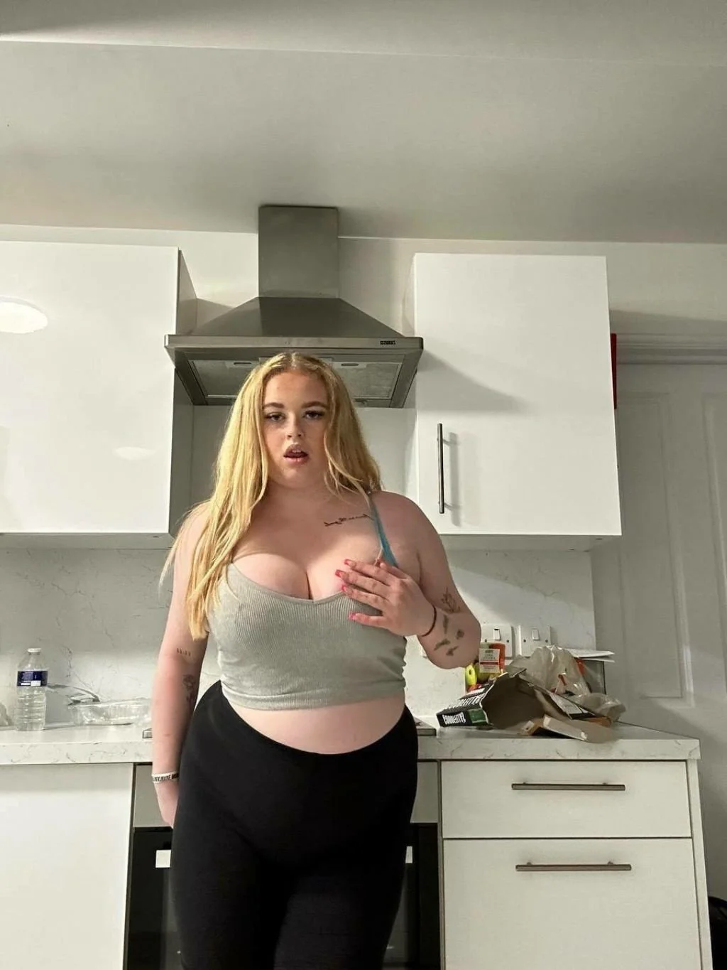 Fat cheating unaware slut image 6