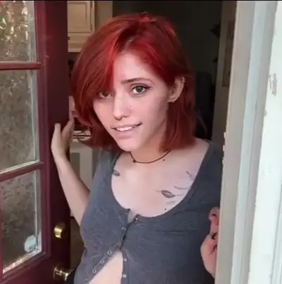 Pekeña egirl con ruidoso culo cover image