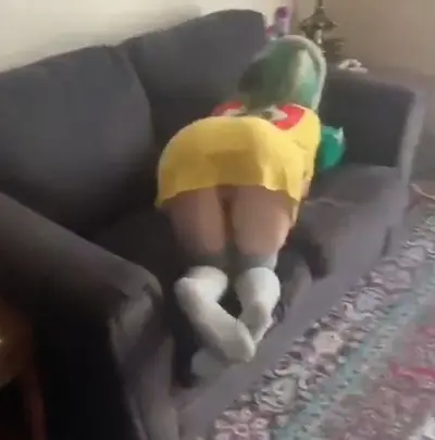 Fudendo com uma de 19 cosplay gostosa no sofá! cover image