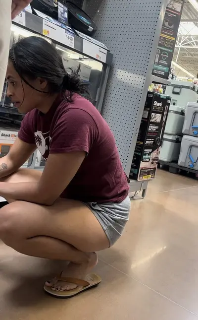 morena deliciosa exibida de shortinho no mercado cover image
