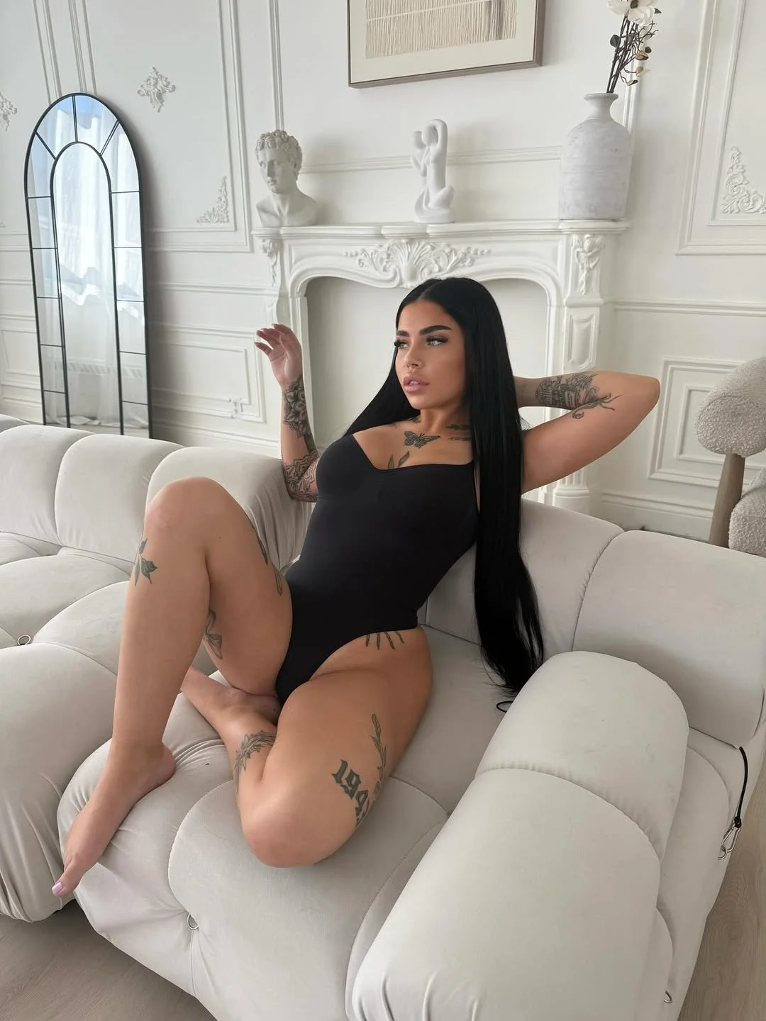 Milf Brunette College Lesbian Threesome Solo main image
