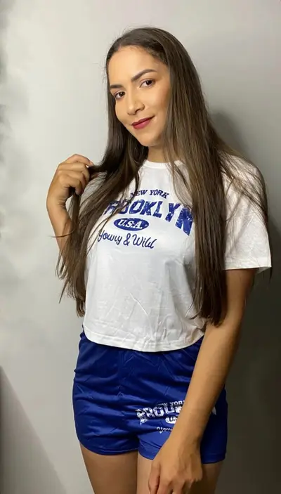 Vazou fotos de novinha gostosa mostrando sua bucetinha lisinha pro amigo cover image