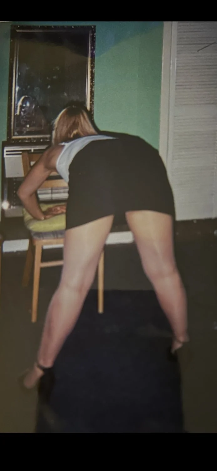 Always get your girl to wear pantyhose and short skirt at a party, ask her to let guys take photos image 4