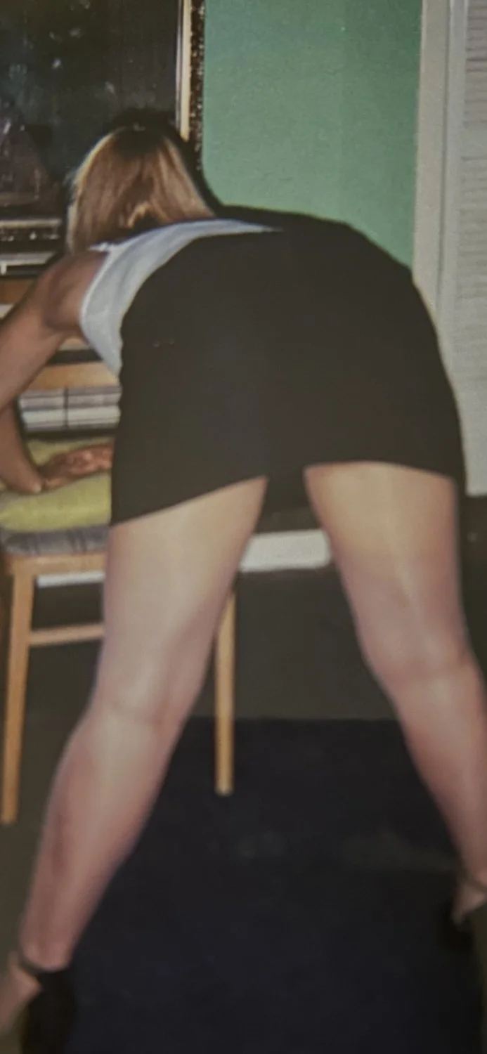 Always get your girl to wear pantyhose and short skirt at a party, ask her to let guys take photos image 5