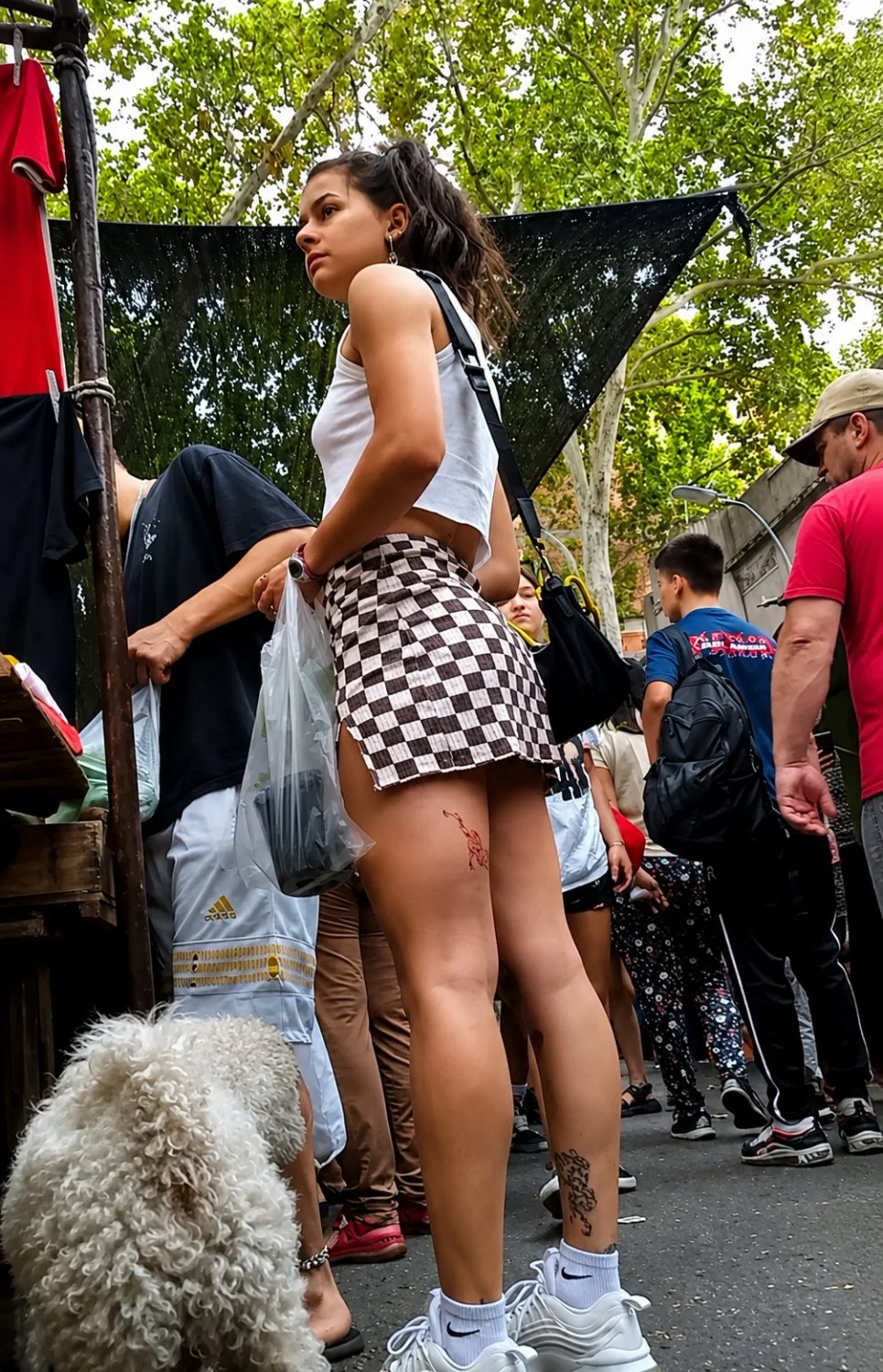 [VOYEUR] Upskirt a una hermosa chica image 1