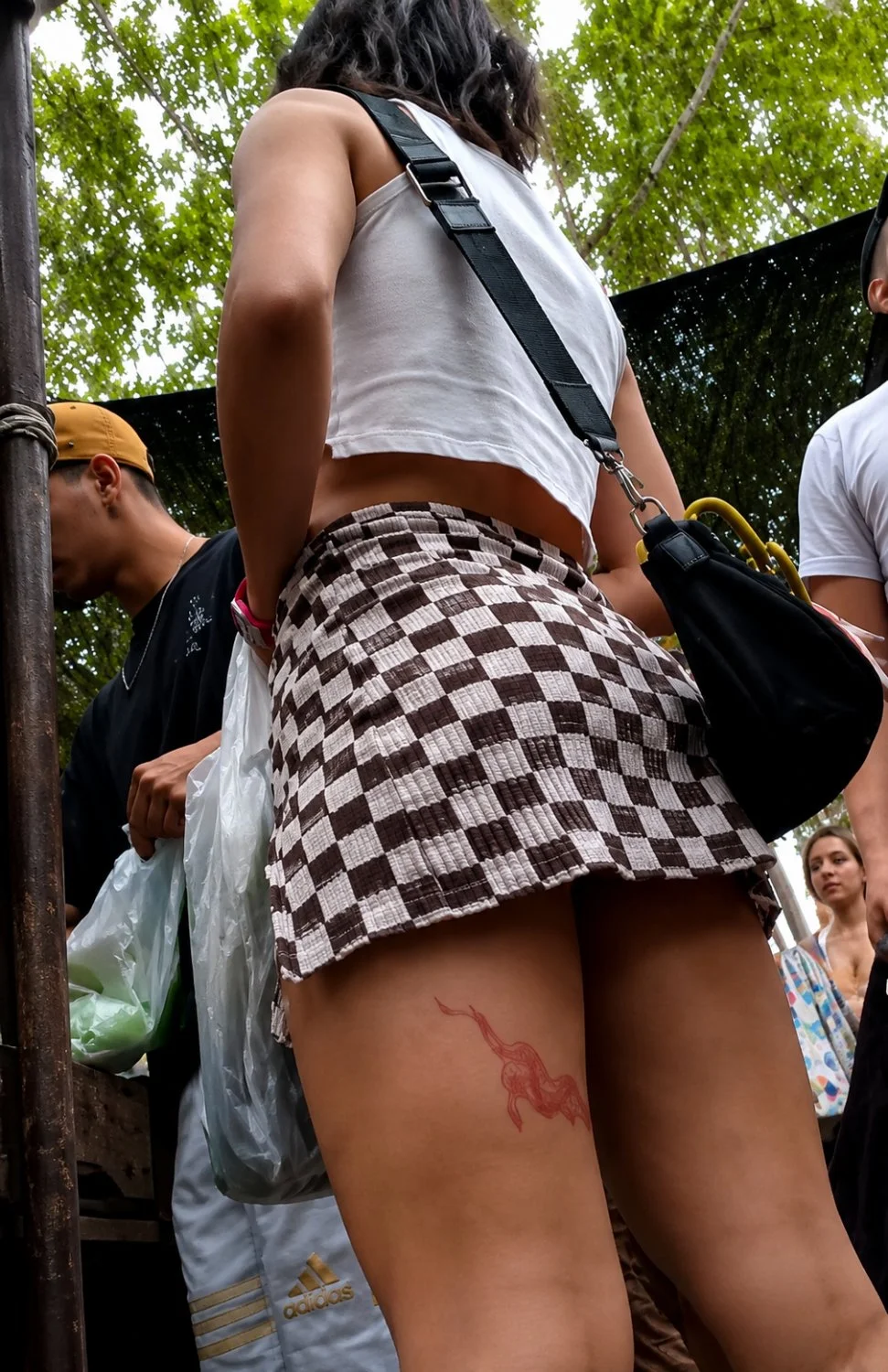 [VOYEUR] Upskirt a una hermosa chica image 2