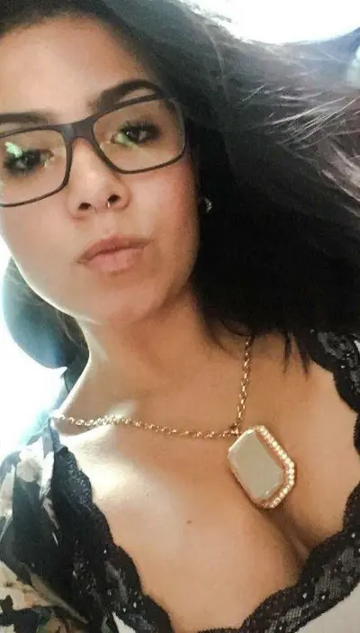 Mexicana sacudiendo su culo gordo sobre la verga de un desconocido hasta que se vienen en su cara cover image