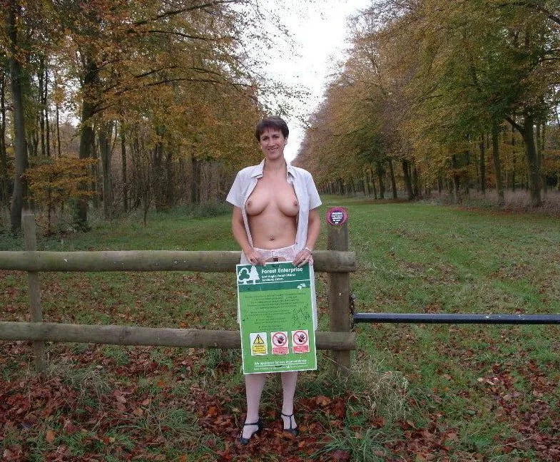 Michaela - UK Exhibitionist Milf - Part 1. (pic2) image 2