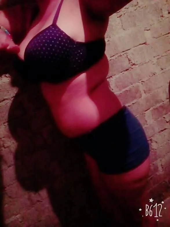 Mi prima tetona me manda sus fotos para que le preste algo de dinero image 5