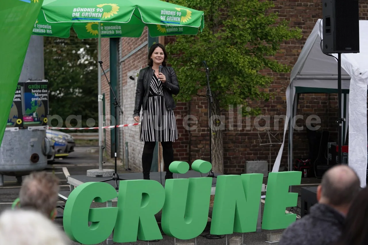 Annalena thiccbock and her see though green dress 😛🤤😍🥰 image 14