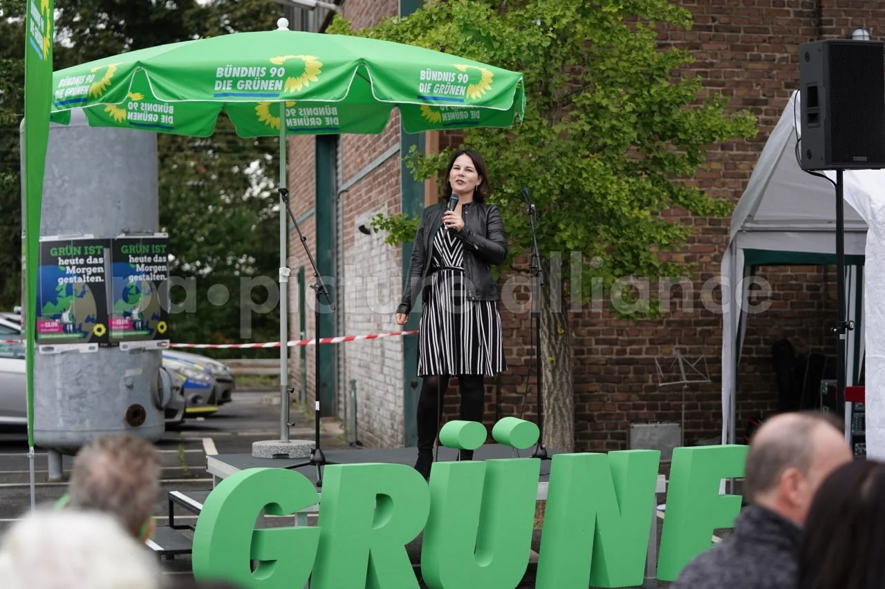 Annalena thiccbock and her see though green dress 😛🤤😍🥰 image 21