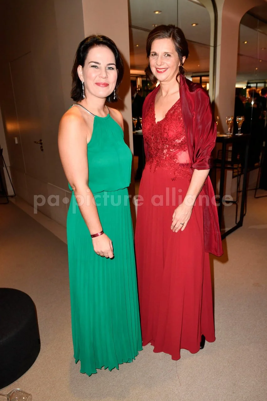 Annalena thiccbock and her see though green dress 😛🤤😍🥰 image 6