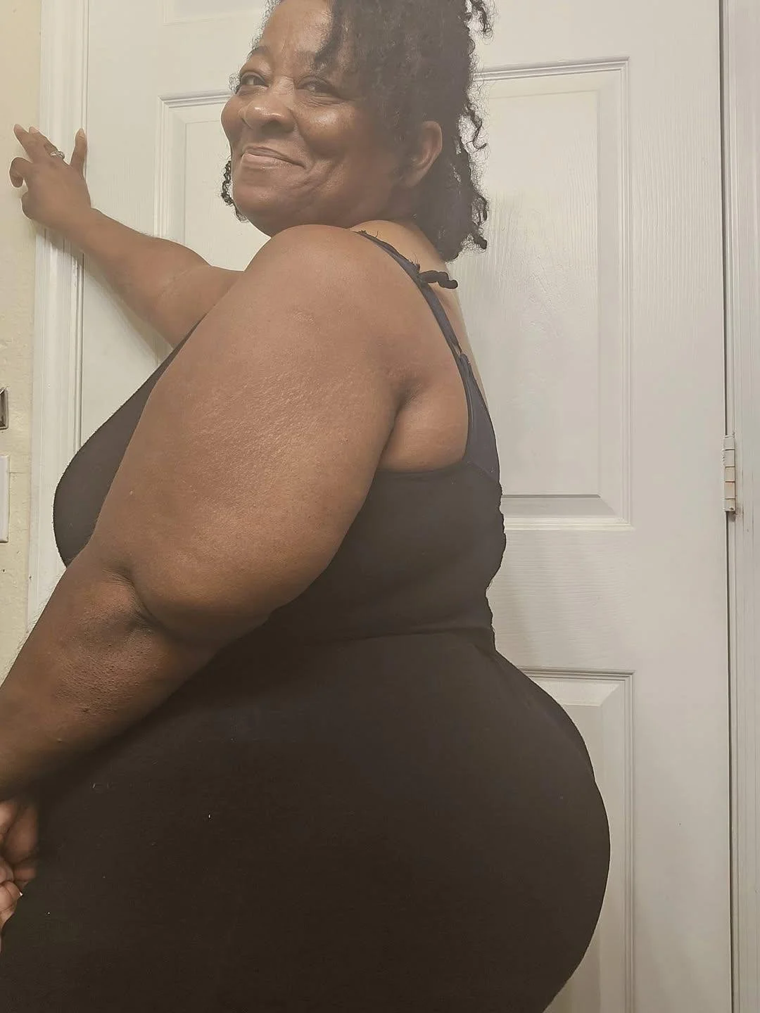 Love a thick fine grandma 55 y/o Latonja got no teeth nd ik she would put it on a nigga image 3