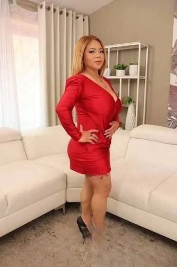Esta bajita mexicana tiene curvas y tetonas image 4