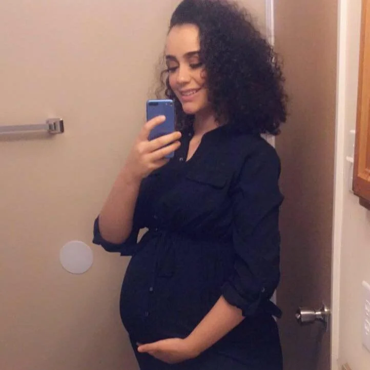 -pregnant single Starbucks Cashier- image 2