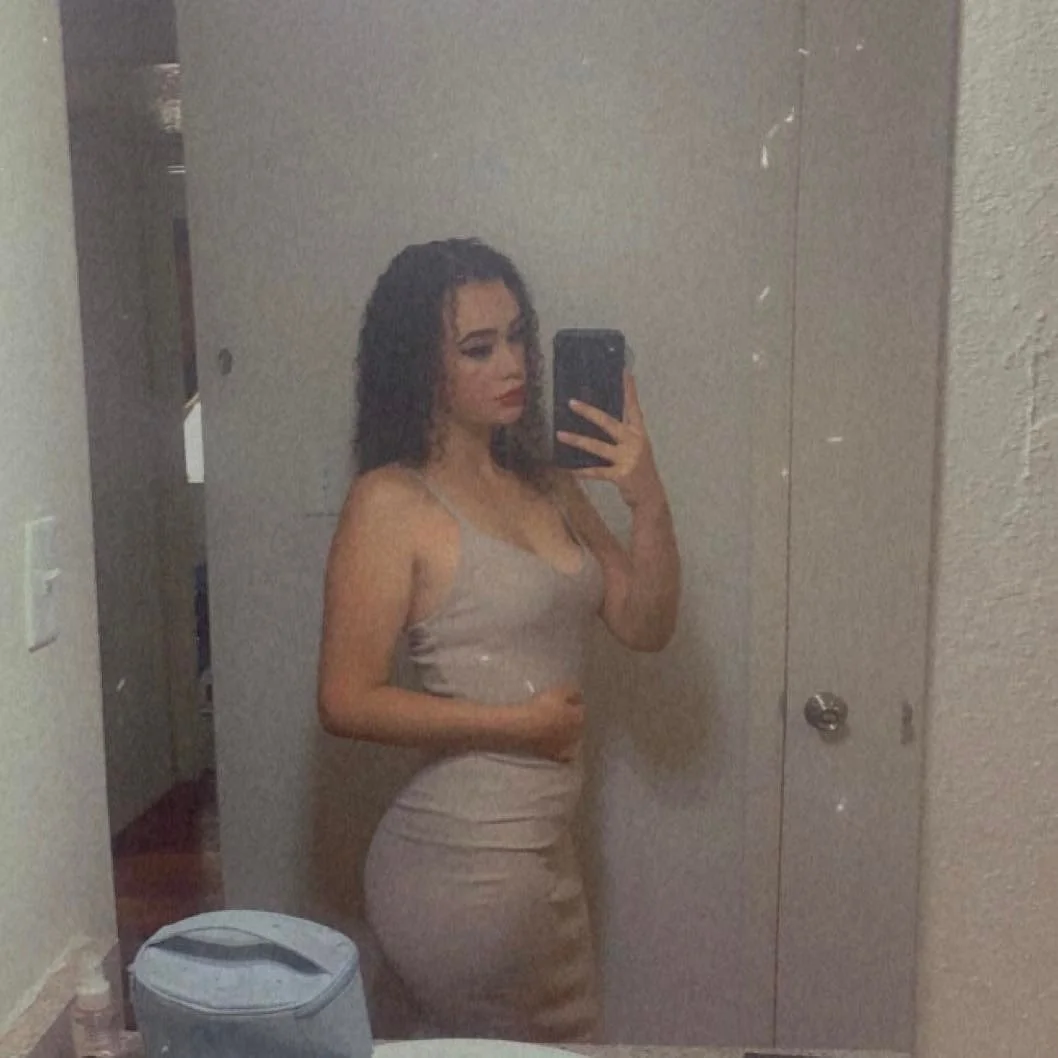 -pregnant single Starbucks Cashier- image 3