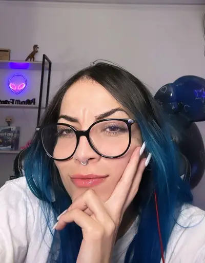 Alguém pra fazer um tributo nessa puta 🤤? cover image