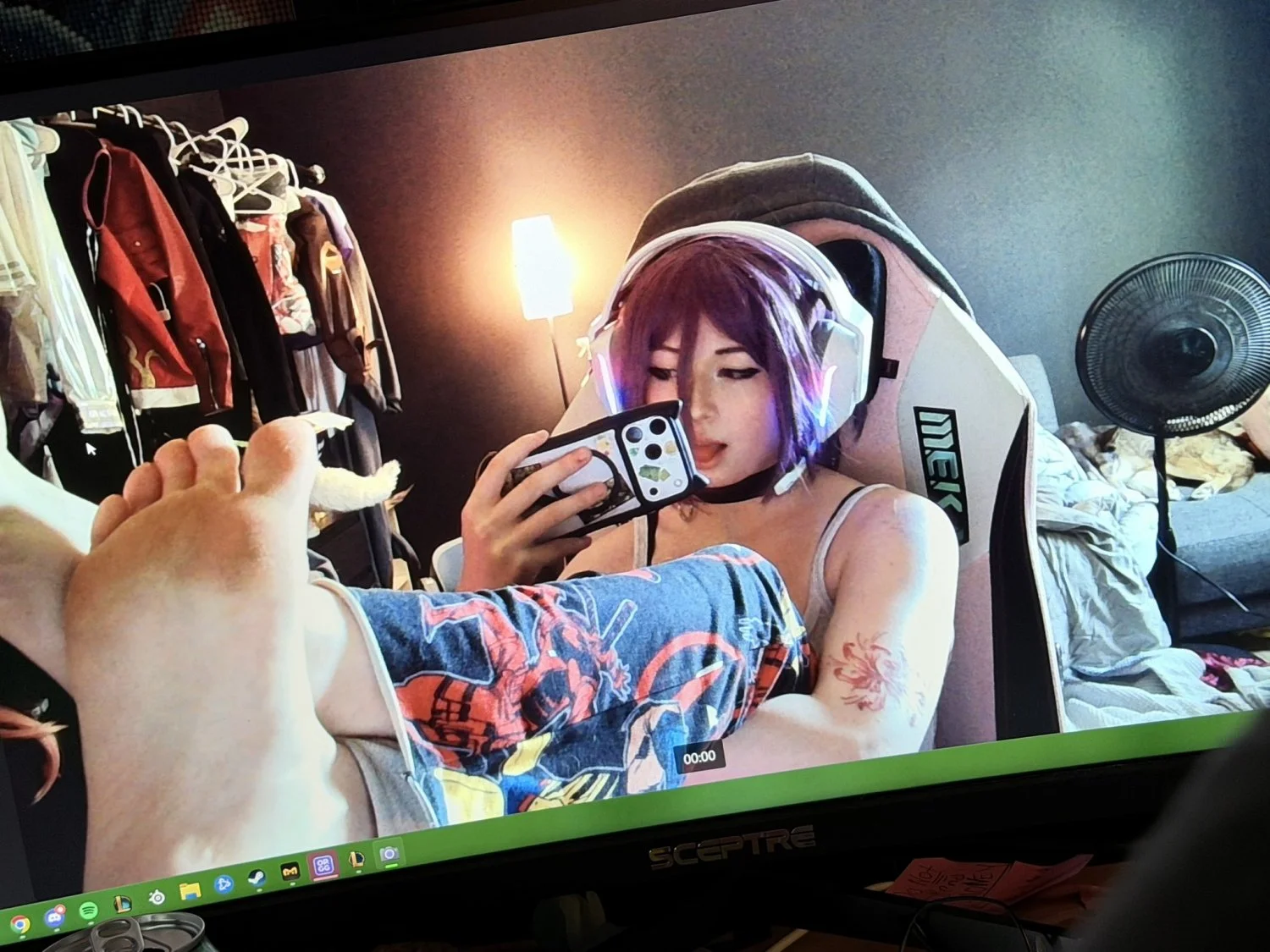 18 yo cosplay foot slut Hailey image 2