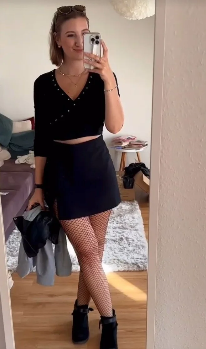 Professional Marketer Has A Wet Shaved Pussy main image