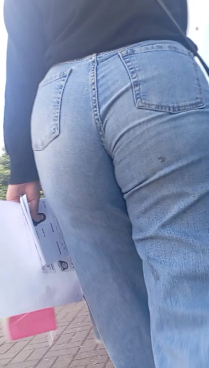 Woman in public - perfect ass jeans image 4