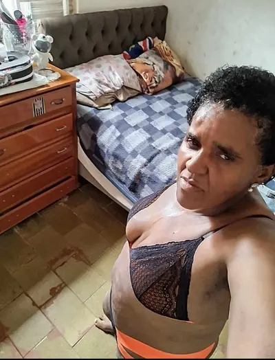 #coroa safada mostrando a buceta grande cover image