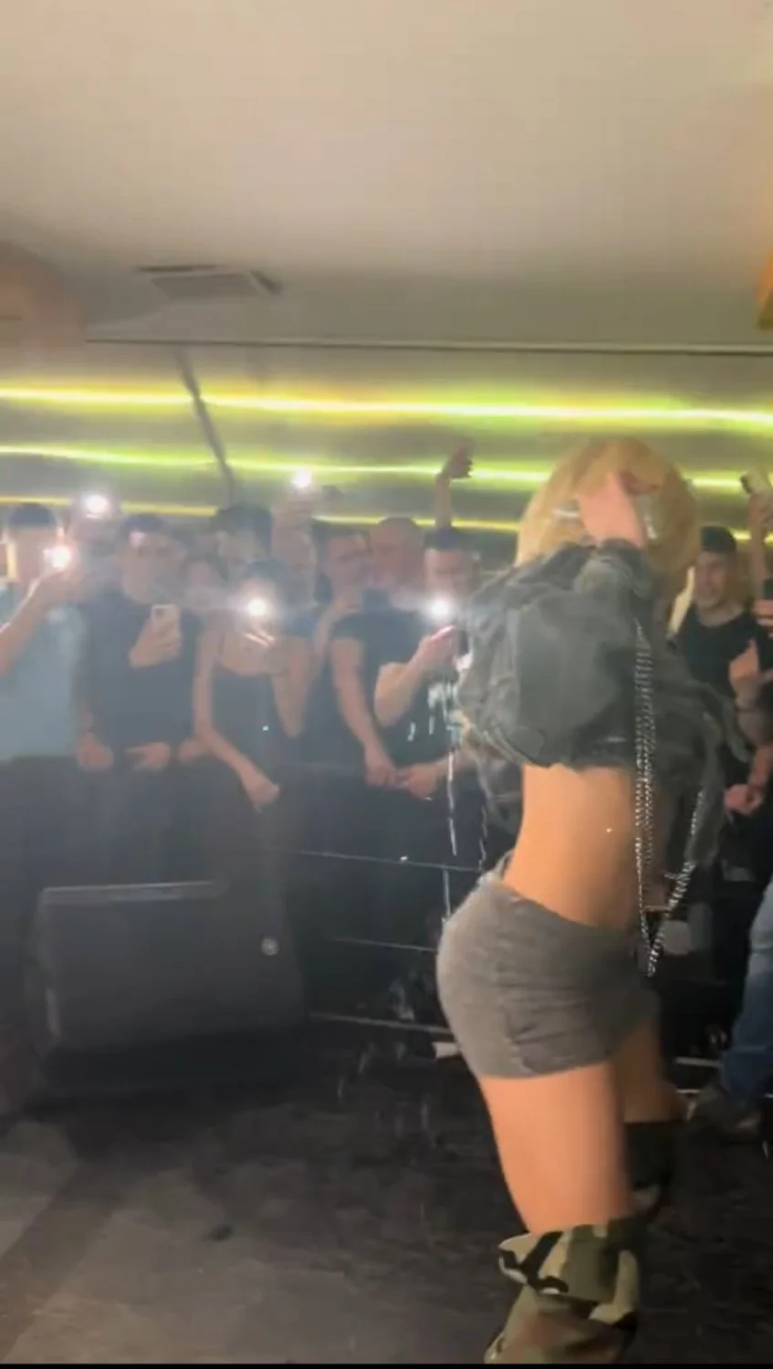 Ema Radujko sexy dance Public main image